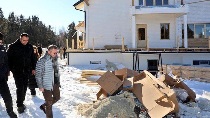 Vali Polat, Çıldır Gölü kıyısındaki kütük ev inşaatını inceledi