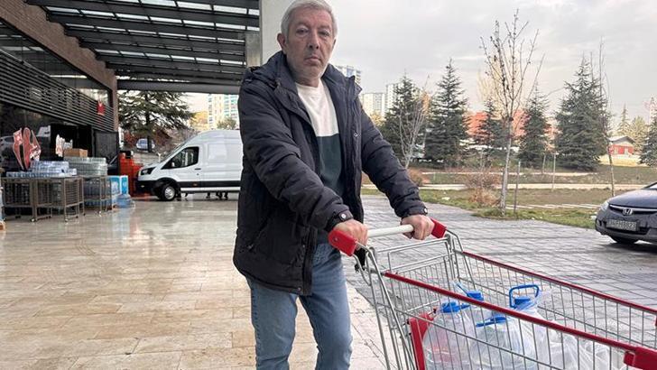 Ankara'da kesinti nedeniyle marketlerden su alıyorlar