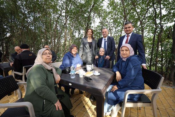 'Emekli Kafe'ye açılışının ilk gününde yoğun ilgi