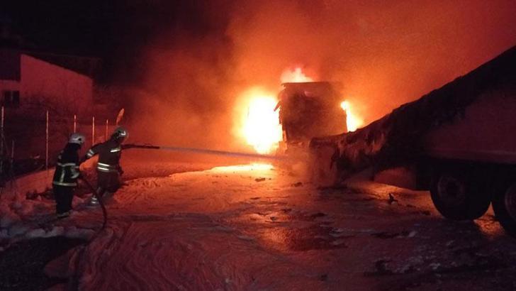 Hatay'da park halindeki TIR yandı