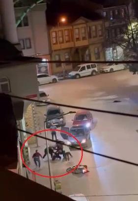 Tartıştığı ağabeyini sokak ortasında bıçakladı; o anlar kamerada