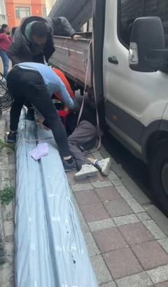 İstanbul - Bayrampaşa'da kamyonetten kayan malzeme işçinin üzerine düştü; o anlar kamerada