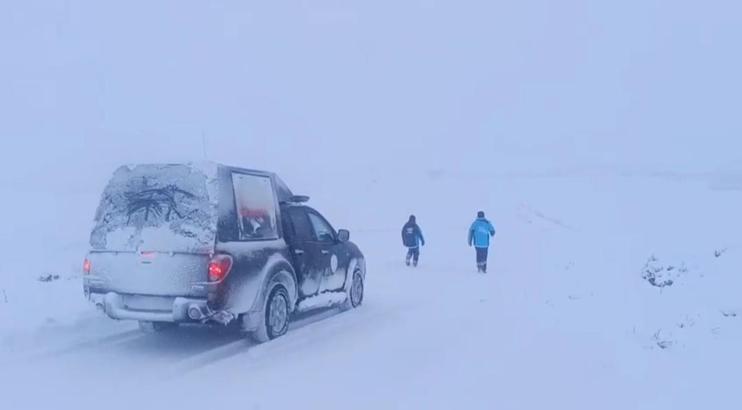 Yolu kardan kapanan yerleşim yerlerine ulaşıp, 1 haftada 57 hastayı kurtardılar
