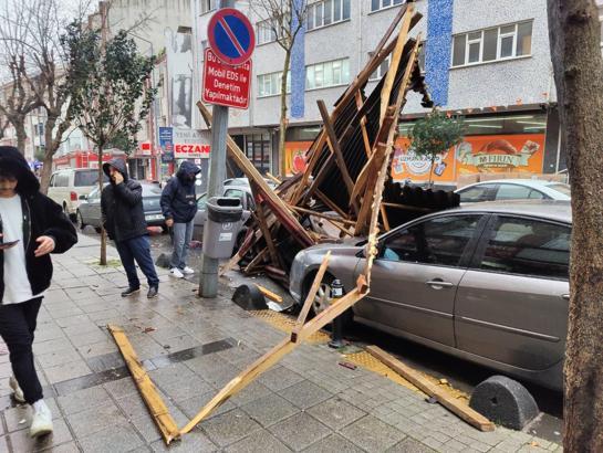 İstanbul - Esenler'de fırtınada 4 katlı binanın çatısı uçtu; 2 otomobil hasar gördü