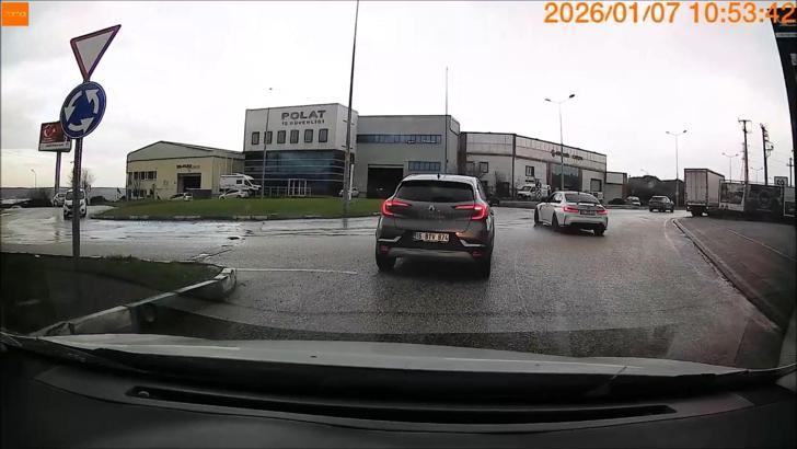 Drift atmaya çalışan sürücünün trafiği tehlikeye attığı anlar kamerada