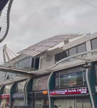 İstanbul- Avcılar'da şiddetli rüzgar nedeniyle iş merkezinin dış cephe kaplaması ve çatısı uçtu