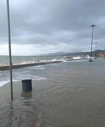 Balıkesir'de lodos etkili oldu; deniz taştı
