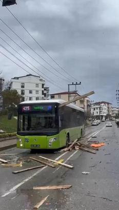 Çatıdan kopan yalıtım malzemesi caddeye düştü; o anlar kamerada (2)