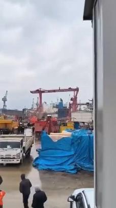 İstanbul- Tuzla'da tersaneler bölgesinde vinç devrildi -1
