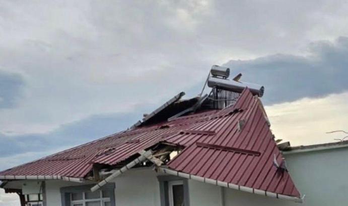 Ordu’da kuvvetli fırtına etkili oldu, 1 evin çatısı uçtu