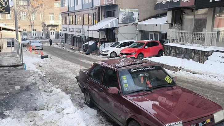 Üzerine buz sarkıtı düşen otomobilin sürücüsü yaralandı