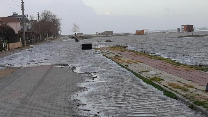 Saros Körfezi'nde kuvvetli lodos; işletmeler su altında kaldı