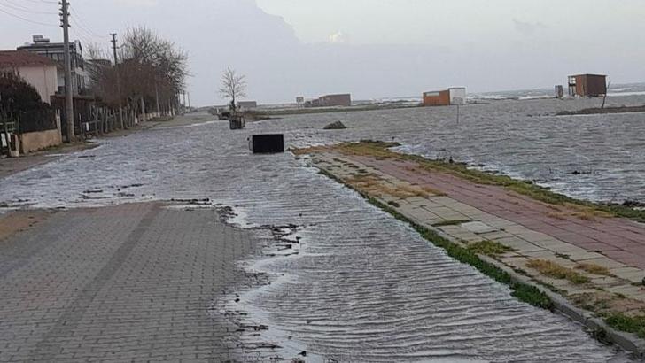 Saros Körfezi'nde kuvvetli lodos; işletmeler su altında kaldı