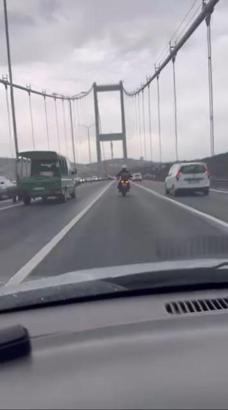 İstanbul-Fırtınada köprüyü geçmeye çalışan motosikletlilere diğer araçlar kalkan oldu