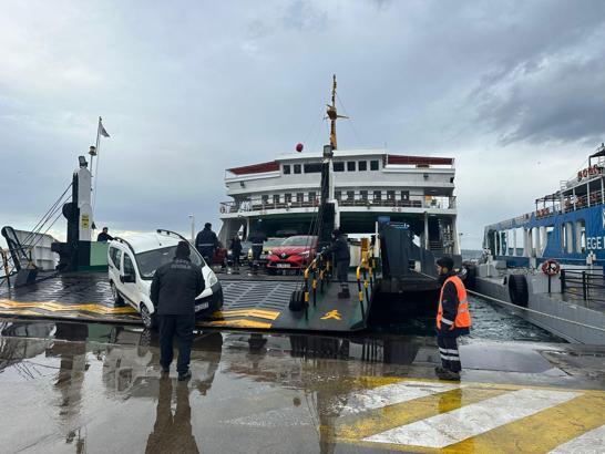Yalova'da fırtına; çatılar uçtu, tersanede vinç devrildi/ Ek fotoğraflar