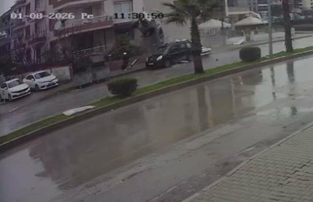 Kamyonetin 2 araca çarpıp apartmanın bahçesine girdiği kaza kamerada: 5 yaralı