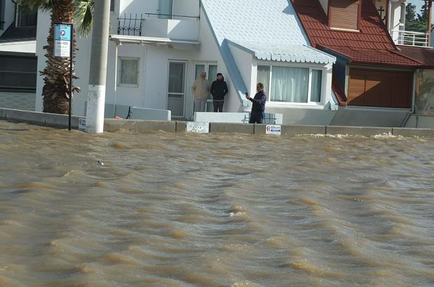 Balıkesir'de lodos etkili oldu; deniz taştı, 4 balıkçı teknesi battı (3)