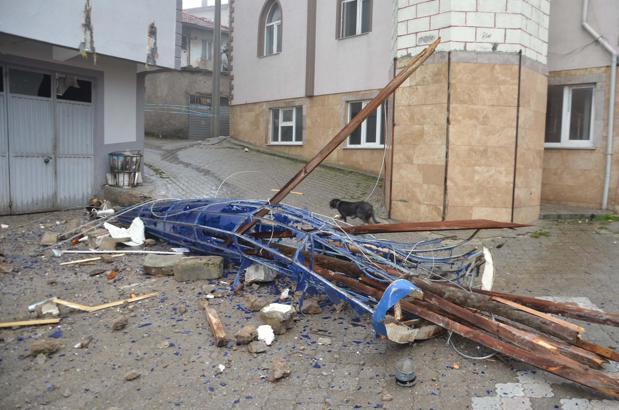 Manisa'da kuvvetli rüzgar nedeniyle çatılar uçtu, ağaçlar devrildi; 1 yaralı (3)