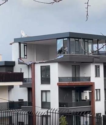 Yalova'da fırtına; çatılar uçtu, tersanede vinç devrildi (4)