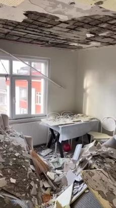 İstanbul - Esenler'de 5 katlı binanın en üst katındaki dairenin tavanı çöktü; aile son anda kurtuldu