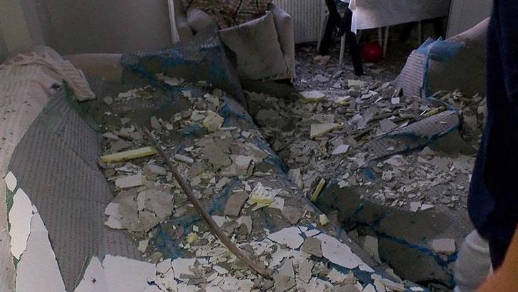 Esenler'de 5 katlı binanın en üst katındaki dairenin tavanı çöktü; aile son anda kurtuldu
