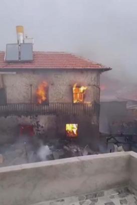 Konya'da fırtına yangına neden oldu