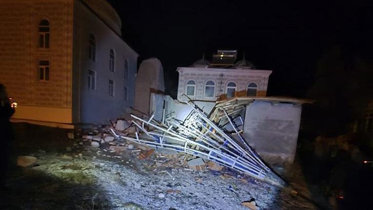 Manisa’da fırtınada cami minaresi devrildi