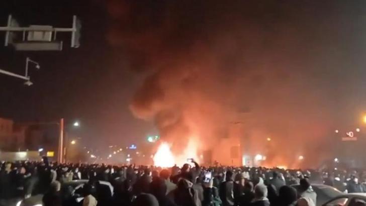 İran’da protestolar sürüyor, internet erişimi tamamen kesildi