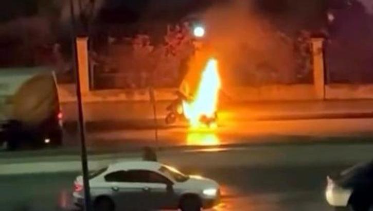 İstanbul- Avcılar'da motosiklet alev alev yandı