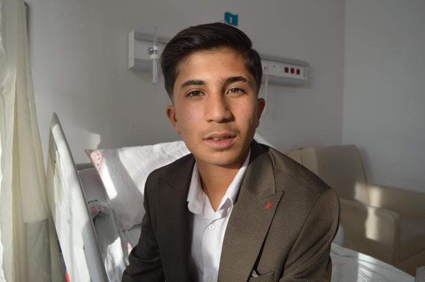 Uçurtmasını kurtarmak isterken akıma kapılan ve entübe edilen Erdal, hayata tutundu