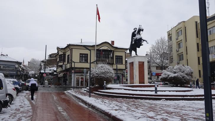 Tavşanlı’da kar yağışı etkili oldu