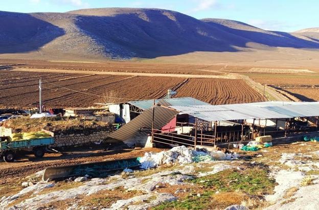 Fırtınada üzerine çatı düşen çiftçi öldü