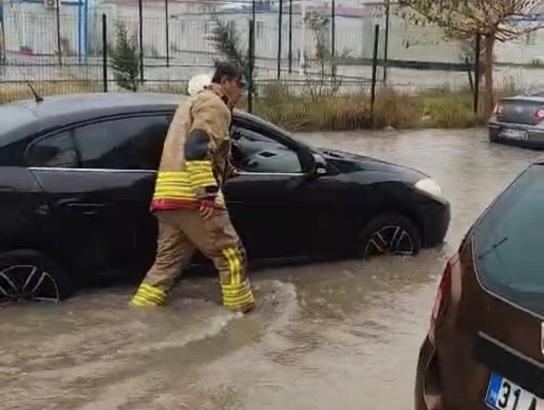 Hatay’da yağış su baskınına yol açtı, itfaiye vatandaşın imdadına yetişti