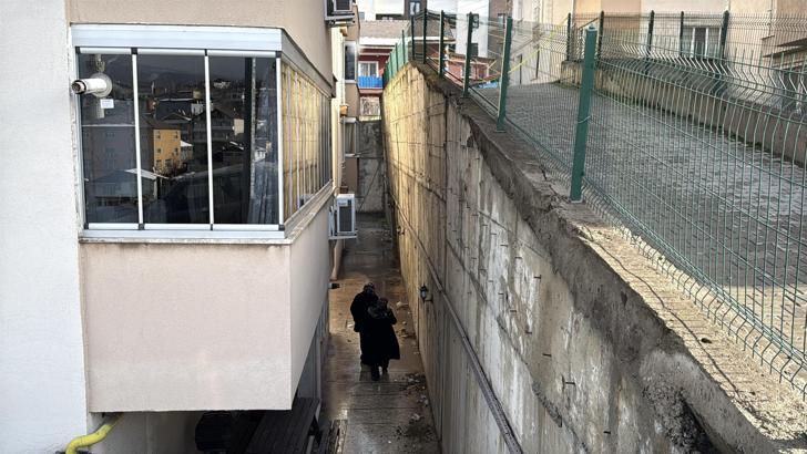 Çökme riski taşıyan istinat duvarının yanındaki apartmanda 5 daire boşaltıldı