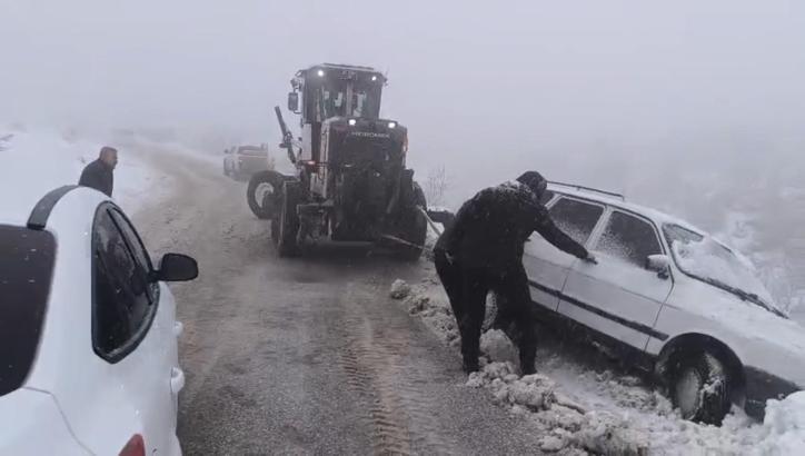 Diyarbakır’da, karda mahsur kalan otomobil kurtarıldı
