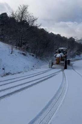 Bursa'da Büyükşehir Belediyesi, karla kapanan yollar ulaşıma açtı