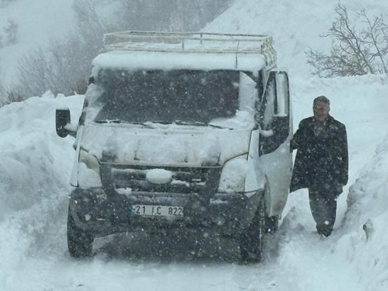 Şirvan’da öğrenci servisi minibüsü, tipi nedeniyle yolda kaldı