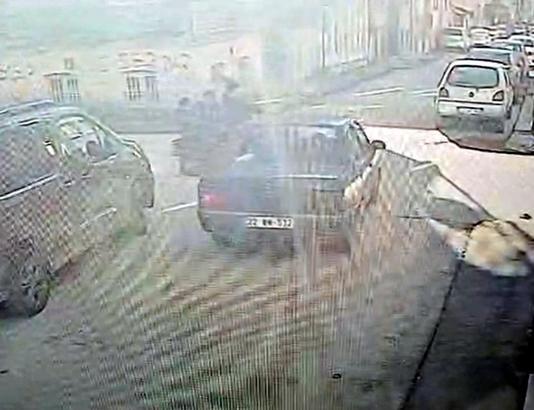 Otomobil, elektrikli bisiklete çarptı; kaza kamerada, 3 yaralı