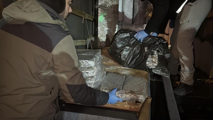 Ev eşyası yüklü kamyonette 40 kilogram esrar ele geçirildi