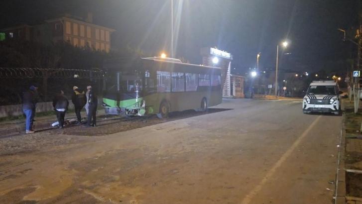 İstanbul - Arnavutköy'de özel halk otobüsü ile otomobil çarpıştı: 4 yaralı