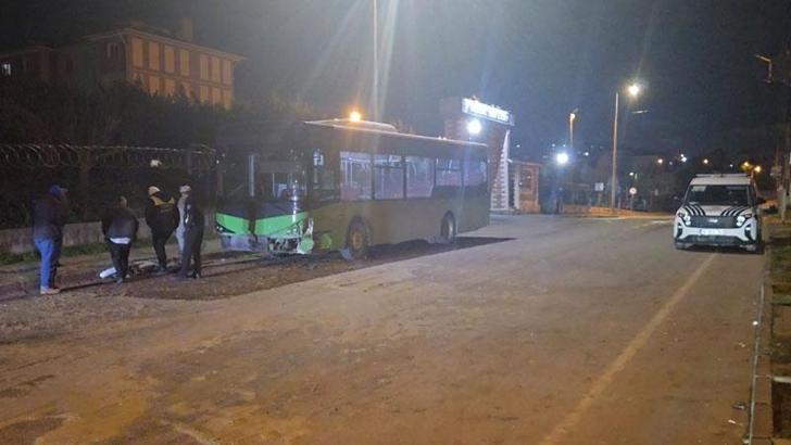 Arnavutköy'de özel halk otobüsü ile otomobil çarpıştı: 4 yaralı
