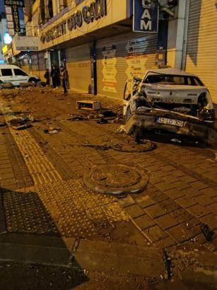 Kontrolden çıkan otomobil, park halindeki 4 araca çarptı; kazanı kamerada