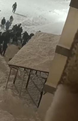 Hakkari’de çatıdan düşen kar kütlesinin altında kalan 2 öğrenci yaralandı