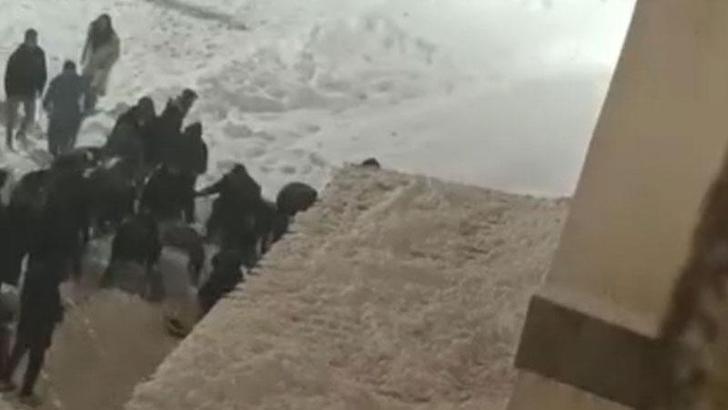 Hakkari’de çatıdan düşen kar kütlesinin altında kalan 2 öğrenci yaralandı