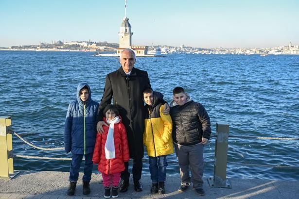 İstanbul - Bakan Ersoy, Sivas'ta kardan 'Kız Kulesi' yapan çocukları İstanbul'da ağırladı
