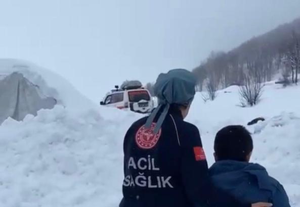 Tunceli’de yolu kapalı köydeki hasta çocuk, paletli ambulansla hastaneye ulaştırıldı