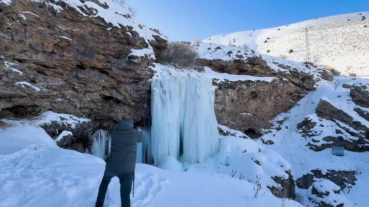 Bayburt'ta Sırakayalar Şelalesi buz tuttu