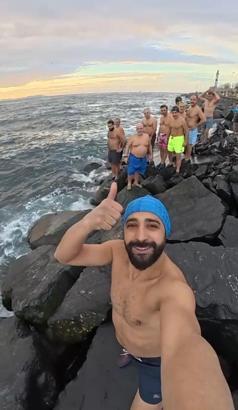 İstanbul - Sarayburnu'nda lodosa rağmen denize girdiler