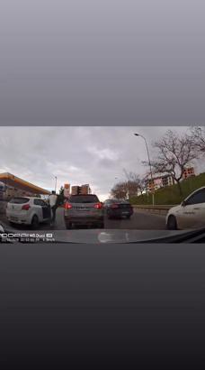 İstanbul- Pendik'te yol verme kavgasında araca defalarca tekme attı; kavga kamerada