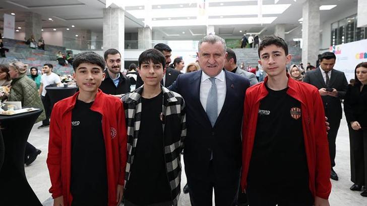 Bakan Bak: Gençlerimizle sürekli etkileşim içindeyiz